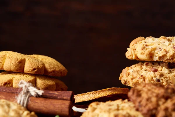 Noel kompozisyon çikolatalı bisküvi, tarçın ile bir açık ahşap arka plan, yakın çekim.