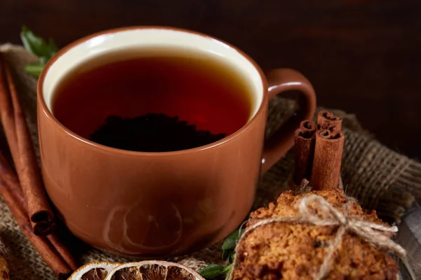 Composición festiva conceptual con una taza de té caliente, galletas y espigas en un barril de madera, enfoque selectivo, primer plano —  Fotos de Stock