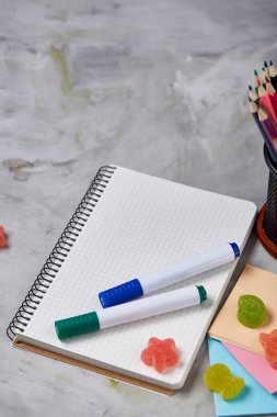 Bir defter, iki işaretleri ve jöle fasulye beyaz bir arka plan, metin, seçici odak için kopya yer üzerinde ürün yelpazesine.