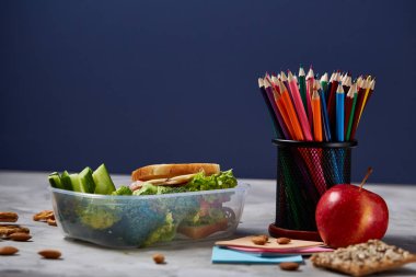 Geri okul kavramı, okul malzemeleri, bisküvi ve beslenme çantası beyaz Danışma, seçici odak, yakın çekim için.