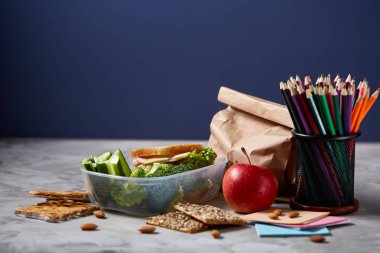 Geri okul kavramı, okul malzemeleri, bisküvi, paket öğle yemeği ve beslenme çantası beyaz Danışma, seçici odak, yakın çekim için.