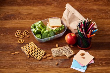 Geri okul kavramı, okul malzemeleri, bisküvi ve beslenme çantası ahşap Resepsiyon, seçici odak, yakın çekim için.