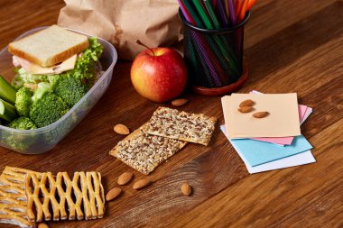 Geri okul kavramı, okul malzemeleri, bisküvi ve beslenme çantası ahşap Resepsiyon, seçici odak, yakın çekim için.