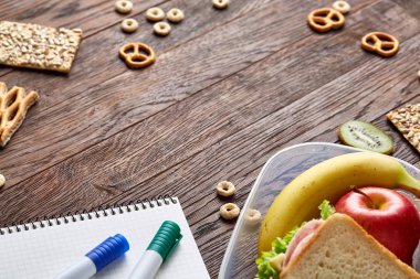 Bir defter, iki işaretleri ve ahşap bir masa, kopya alanı metin, seçici odak için çerezleri ürün yelpazesine.