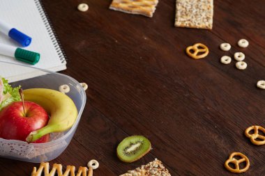 Bir defter, iki işaretleri ve ahşap bir masa, kopya alanı metin, seçici odak için çerezleri ürün yelpazesine.