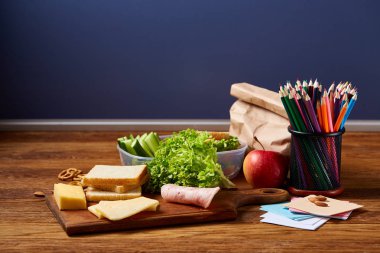 Geri okul kavramı, okul malzemeleri, bisküvi, paket öğle yemeği ve beslenme çantası beyaz Danışma, seçici odak, yakın çekim için.