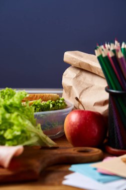 Geri okul kavramı, okul malzemeleri, bisküvi, paket öğle yemeği ve beslenme çantası beyaz Danışma, seçici odak, yakın çekim için.