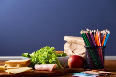 Geri okul kavramı, okul malzemeleri, bisküvi, paket öğle yemeği ve beslenme çantası beyaz Danışma, seçici odak, yakın çekim için.