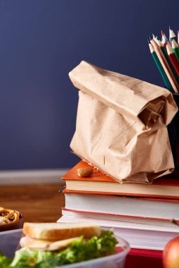 Geri okul kavramı, okul malzemeleri, bisküvi, paket öğle yemeği ve beslenme çantası beyaz Danışma, seçici odak, yakın çekim için.