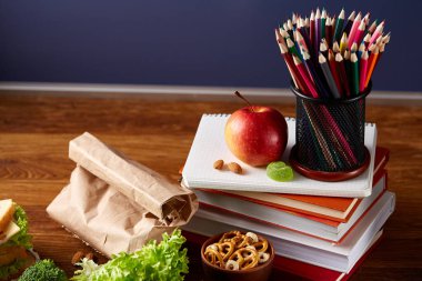 Geri okul kavramı, okul malzemeleri, bisküvi, paket öğle yemeği ve beslenme çantası beyaz Danışma, seçici odak, yakın çekim için.