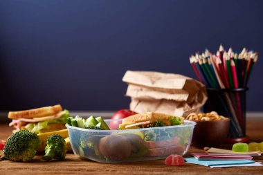 Geri okul kavramı, okul malzemeleri, bisküvi, paket öğle yemeği ve beslenme çantası beyaz Danışma, seçici odak, yakın çekim için.