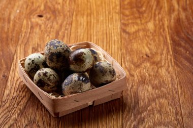 Bıldırcın yumurtası içinde bir rustik ahşap arka plan, üstten görünüm, seçici odak sille.