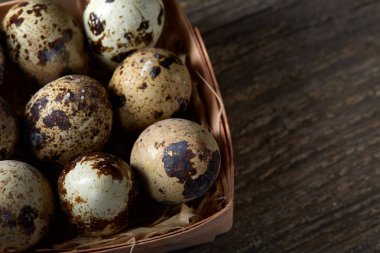 Bıldırcın yumurtası içinde bir vintage ahşap arka plan, üstten görünüm, seçici odak sille.