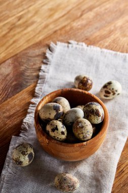 Yumurtalar bıldırcın, ahşap masa, yakın çekim, seçici odak saf bir peçeteye üzerinde yumurta ile kase