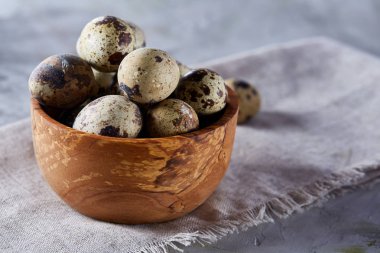 Yumurtalar bıldırcın, gri arka plan, yakın çekim, seçici odak saf bir peçeteye üzerinde yumurta ile kase