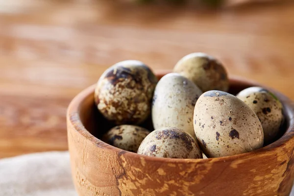 Kom met eieren kwartel, eieren op een homespun servet op houten tafel, close-up, selectieve aandacht — Stockfoto