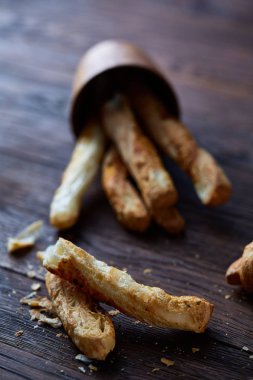 Lezzetli breadsticks grisini ahşap oldstyle Kupası, yakın çekim, seçici odak ahşap koyu arka plan üzerinde