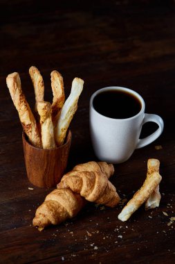Kahve fincanı ve breadsticks bir eski ahşap arka plan, yakın çekim, seçici odak.