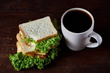 Kahvaltı Masası sandviç ve kahve rustik ahşap arka plan, yakın çekim, seçici odak ile