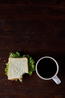 Kahvaltı Masası sandviç ve kahve rustik ahşap arka plan, yakın çekim, seçici odak ile