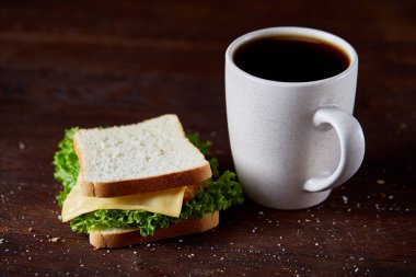 Kahvaltı Masası sandviç ve kahve rustik ahşap arka plan, yakın çekim, seçici odak ile