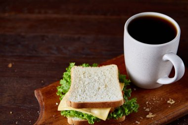 Kahvaltı Masası sandviç ve kahve rustik ahşap arka plan, yakın çekim, seçici odak ile