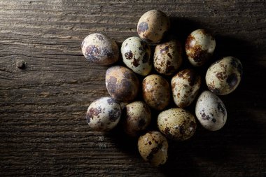 Seçici odak eski ahşap panoları, boşluk, arka plan üzerinde benekli bıldırcın yumurtası düzenlenmiş.