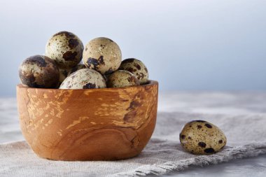 Yumurtalar bıldırcın, gri arka plan, yakın çekim, seçici odak saf bir peçeteye üzerinde yumurta ile kase