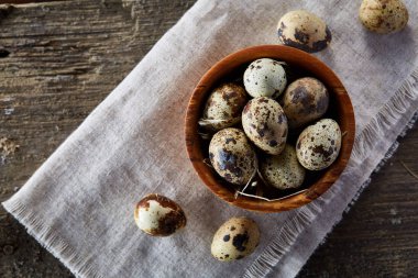 Bıldırcın yumurta, yumurta saf peçeteye, Şimşir ahşap arka plan, yakın çekim, seçici odak ile kase