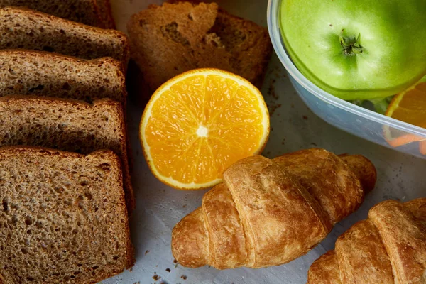 Okul Öğle ve plastik konteyner tablo, yakın çekim, seçici odak için malzemeler
