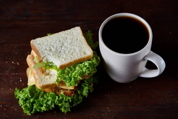 Kahvaltı Masası sandviç ve kahve rustik ahşap arka plan, yakın çekim, seçici odak ile