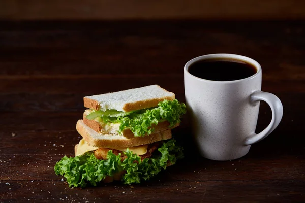 Kahvaltı Masası sandviç ve kahve rustik ahşap arka plan, yakın çekim, seçici odak ile