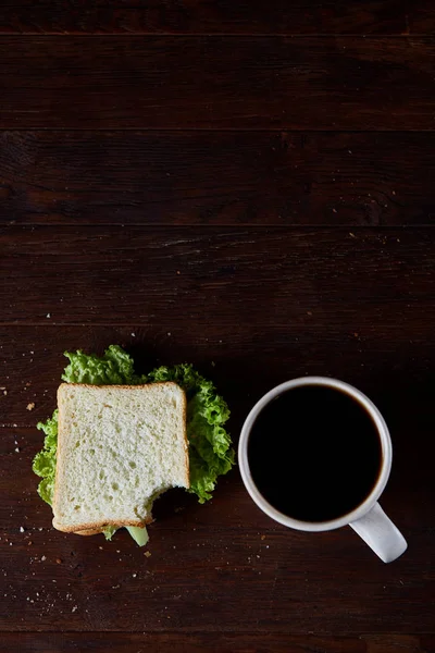 Kahvaltı Masası sandviç ve kahve rustik ahşap arka plan, yakın çekim, seçici odak ile