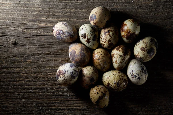 Seçici odak eski ahşap panoları, boşluk, arka plan üzerinde benekli bıldırcın yumurtası düzenlenmiş.
