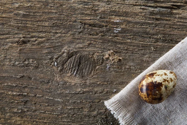 Piramit peçeteye Şimşir dalları ile düzenlenmiş bir ahşap masa, yakın çekim, seçici odak üzerinde bıldırcın yumurtası.