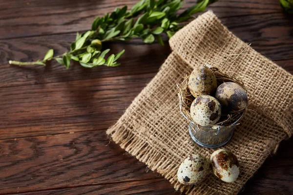 Bıldırcın yumurtası keten peçete ve Şimşir dal, seçici odak demet bahar bileşimi