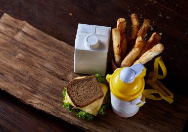 Lezzetli kahvaltı konsepti ile taze pasta, süt ve rustik ahşap arka plan, üstten görünüm üzerinde içecek şişe,