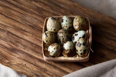 Bıldırcın yumurtası içinde bir rustik ahşap arka plan, üstten görünüm, seçici odak sille.