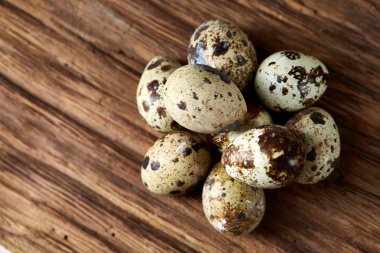 Grup üç Bıldırcın yumurta bir ahşap masa, üstten görünüm, yakın çekim, seçici odak, kopya alanı.