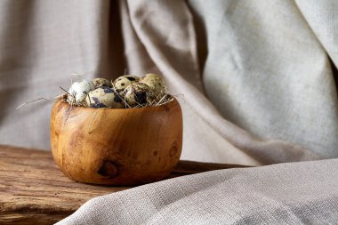 Yumurtalar bıldırcın, ahşap masa, yakın çekim, seçici odak saf bir peçeteye üzerinde yumurta ile kase