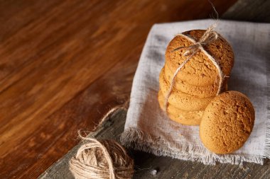 Yulaf kurabiye ahşap masa, yakın çekim, seçici odak yığını.