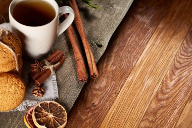 Geleneksel Noel çay bir fincan sıcak çay, kurabiye ve süslemeleri üzerinde ahşap bir masa, seçici odak konseptiyle