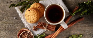 Tanımlama bilgileri, tarçın ve hafif ahşap arka plan üzerinde kurutulmuş portakal yığını ile Noel kompozisyon yakın çekim.