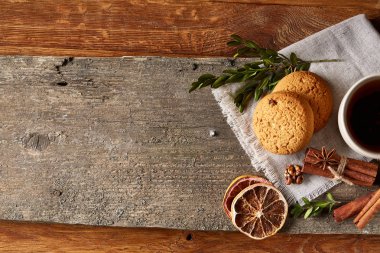 Tanımlama bilgileri, tarçın ve hafif ahşap arka plan üzerinde kurutulmuş portakal yığını ile Noel kompozisyon yakın çekim.