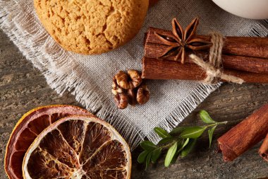 Tanımlama bilgileri, tarçın ve hafif ahşap arka plan üzerinde kurutulmuş portakal yığını ile Noel kompozisyon yakın çekim.