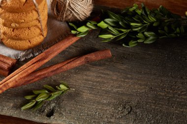 Tanımlama bilgileri, tarçın ve hafif ahşap arka plan üzerinde kurutulmuş portakal yığını ile Noel kompozisyon yakın çekim.