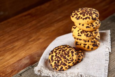 Çikolatalı kurabiye ülke tarzı, seçici odak beyaz saf peçete üzerinde yığılmış.