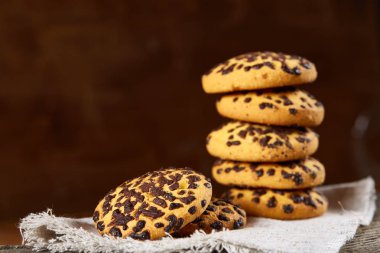 Çikolatalı kurabiye ülke tarzı, seçici odak beyaz saf peçete üzerinde yığılmış.