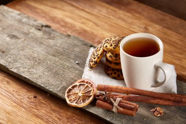 Geleneksel Noel çay bir fincan sıcak çay, kurabiye ve süslemeleri üzerinde ahşap bir masa, seçici odak konseptiyle