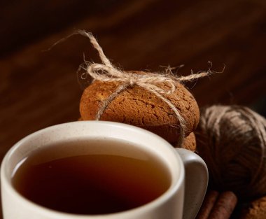 Bir fincan sıcak çay, kurabiye ve dekorasyon ahşap arka plan, seçici odak üzerinde bir oturum ile Noel kavramı